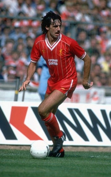 8. Mark Lawrenson và Alan Hansen: Khi Lawrenson rời Brighton để tới Liverpool năm 1981, phần còn lại là lịch sử. Hansen cùng Lawrenson đoạt 5 chức vô địch Anh, chinh phục 3 League Cup, 2 FA Cup và vào năm 1984, họ đoạt chức vô địch C1 trước AS Roma. Khi mùa giải 1989-90 bắt đầu, Lawrenson ra đi, và đó là mùa cuối cùng Liverpool vô địch Anh cho tới tận bây giờ.